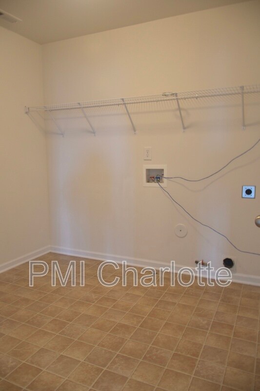 Building Photo - 307 Glennallen Rd