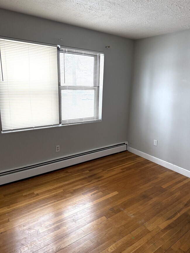 Building Photo - 4 Brook Rd