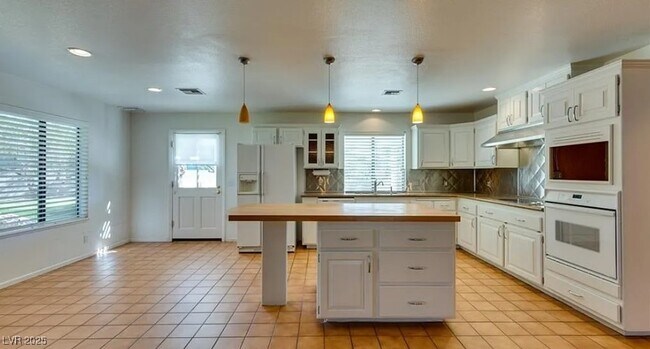 Building Photo - 7040 Bailey Cir