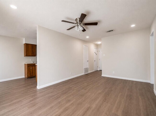 Building Photo - 412 Craddock Ave