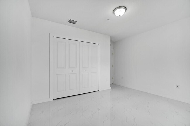 Building Photo - Goulds 4 Bed Triplex