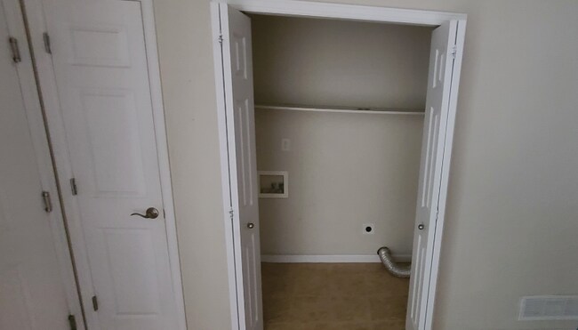 Building Photo - 915 Alta Mae St