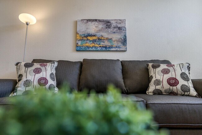 Building Photo - FULLY FURNISHED Sparks home with all utilities included and flexible lease options