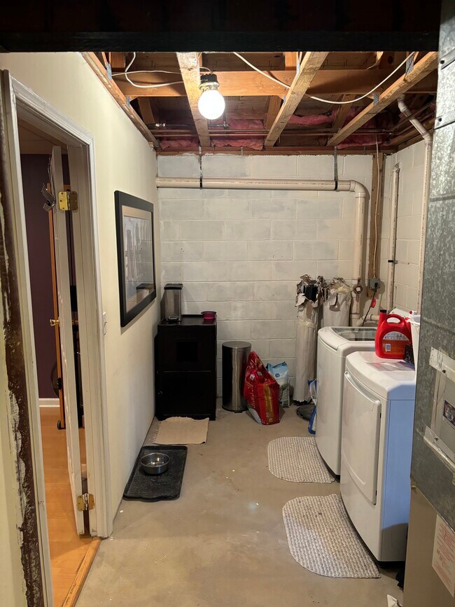 Building Photo - 102 Falcongate Dr