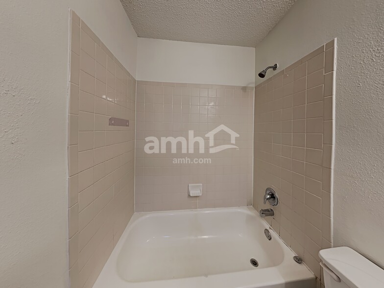 Building Photo - 33 Messenger Crk