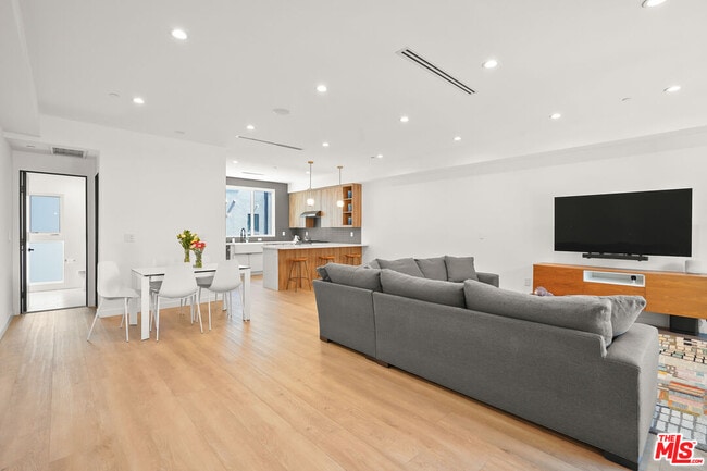 Building Photo - 926 N Ridgewood Pl