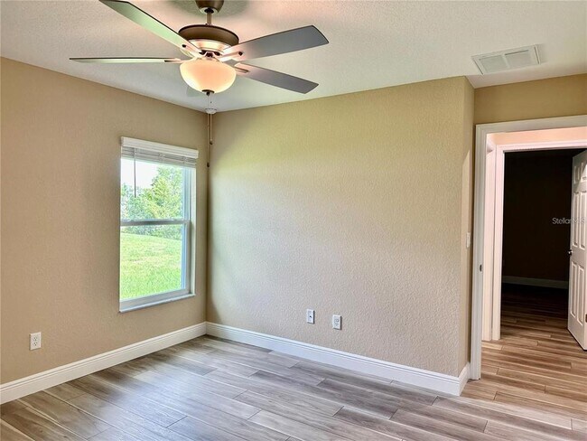 Building Photo - 13075 House Finch Rd