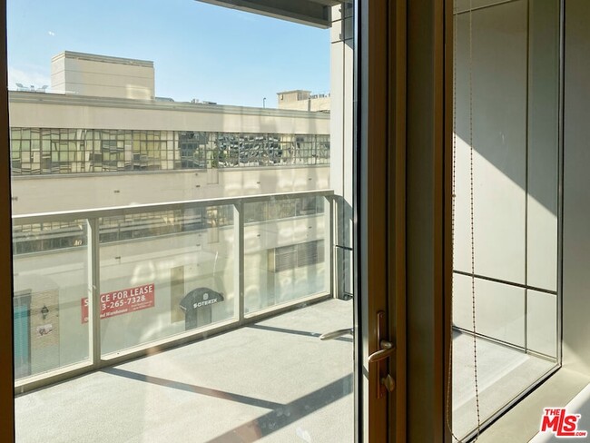 Building Photo - 1155 S Grand Ave