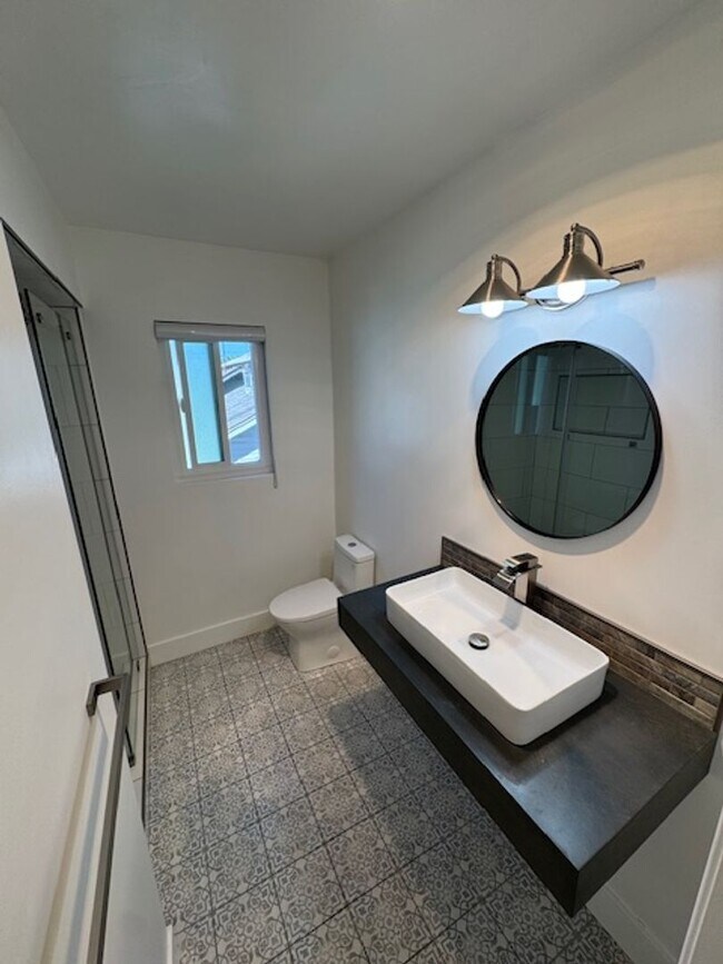 Building Photo - Modern Alamitos Beach 2 bedroom Condo plus...