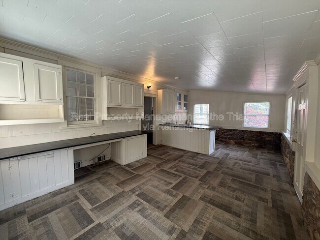 Building Photo - 801 Knollwood St