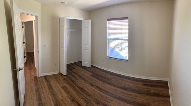 Building Photo - 3bed / 2.5 bath, 2-story townhome with 2-c...