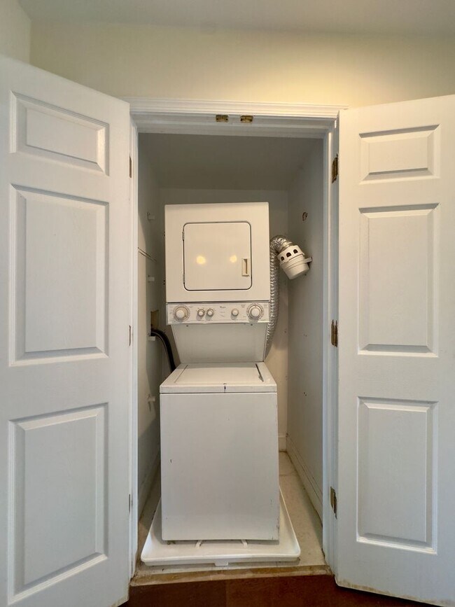 Building Photo - Inviting 3-Bedroom Single Family Townhome ...