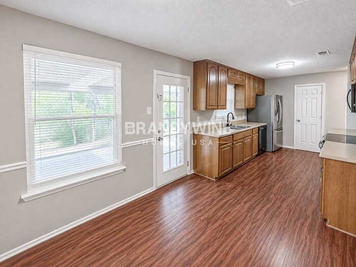 Building Photo - 5233 Hill Ridge Dr