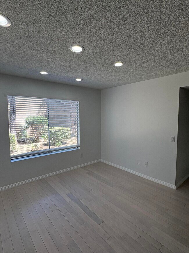 Building Photo - 2339 Lillyvale Ave