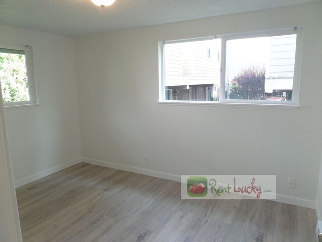 Building Photo - Super-Cute 2-Bedroom Home w/Attached Garage and Large Yard in Great Seattle Location!!