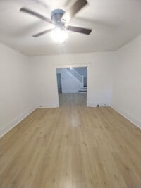 Building Photo - 3 bedroom, 1.5 baths, yard, washer dryer hook up