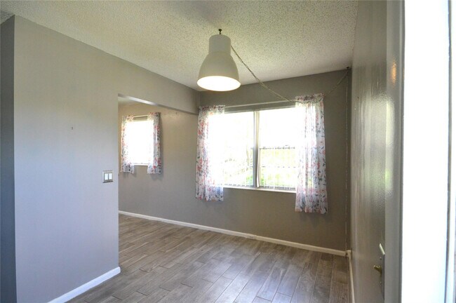 Building Photo - 144 Mansfield D