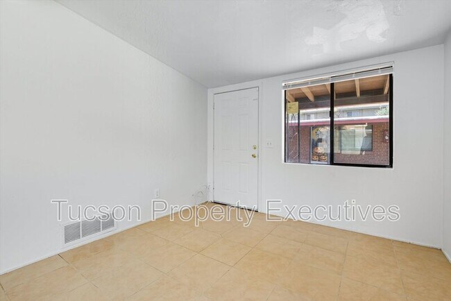 Building Photo - 1662 N Beverly Ave