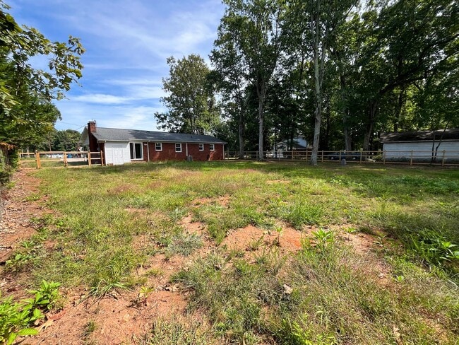 Building Photo - Gorgeous 3 bedroom, 2 bathroom brick home ...
