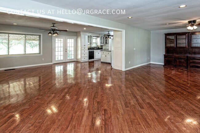 Building Photo - 525 W 4th St