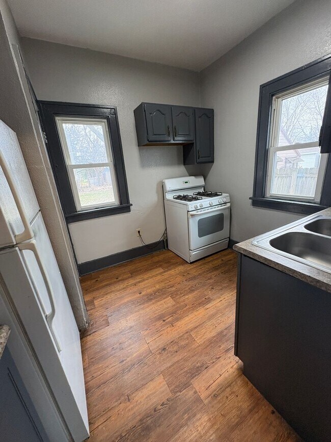 Building Photo - 2 Bedroom / 1 Bathroom Home for Rent!