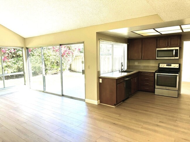 Building Photo - Spacious and Well Maintained 4 Bedroom Hom...