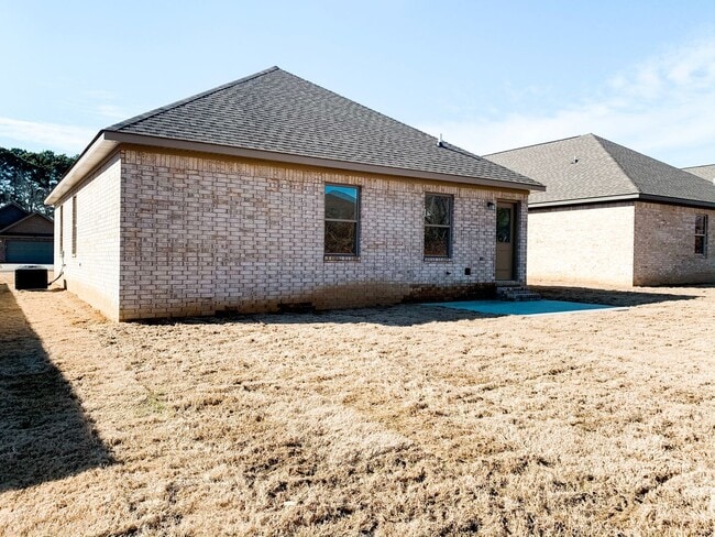 Building Photo - 260 Wolf Den Dr