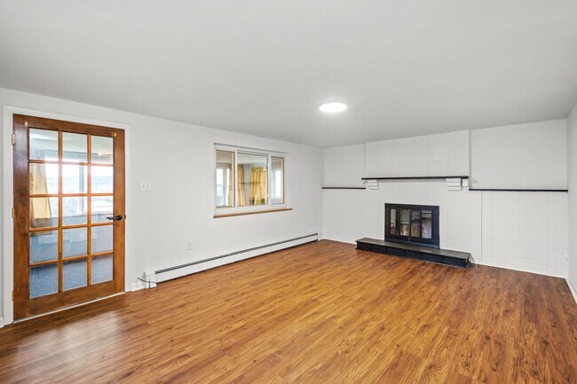 Building Photo - $200 OFF RENT FOR YOUR FIRST THREE MONTHS!...