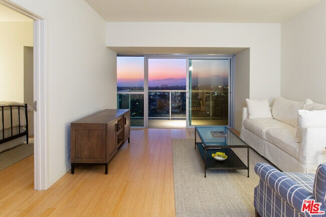 Building Photo - 13700 Marina Pointe Dr