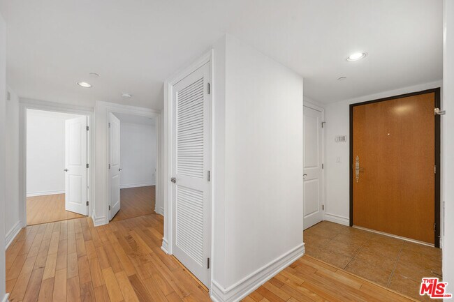 Building Photo - 1246 Armacost Ave