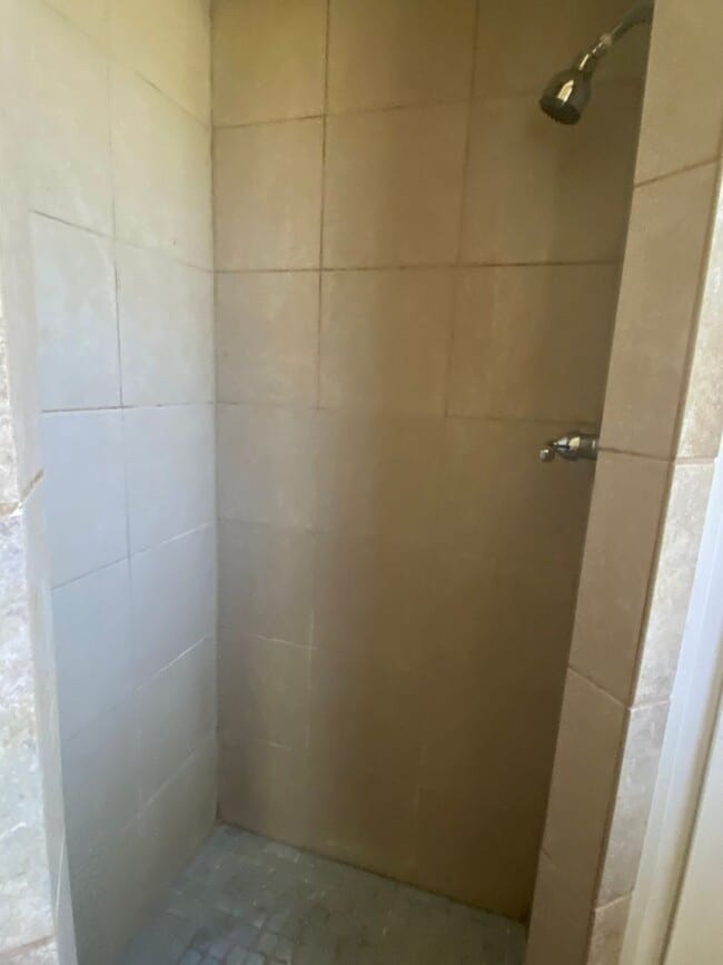Building Photo - Spacious 3 bedroom house