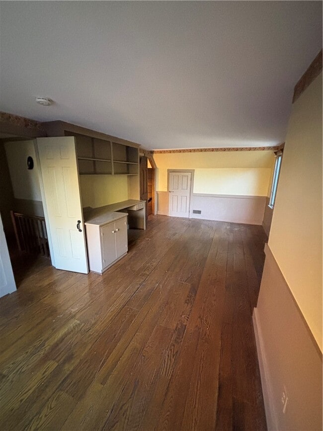 Building Photo - 930 W Bloomfield Rd