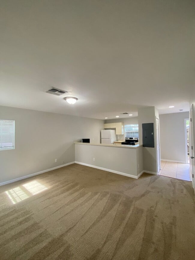 Building Photo - Spacious 2 bedroom, 2 bath duplex located ...