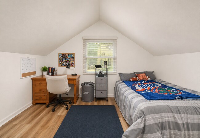 Building Photo - 6-Bedroom Home: Includes 6 parking spots!