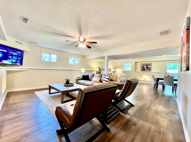Building Photo - Large, stylish home in heart of Liberty twp.
