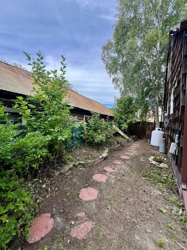 Building Photo - Downtown Home in Fairbanks!!