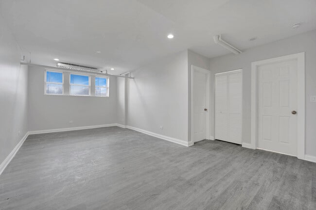 Building Photo - 4454 W Parker Ave