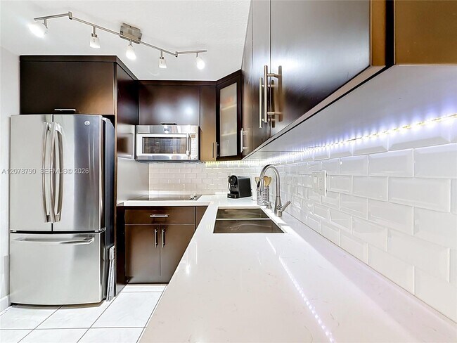 Building Photo - 9350 Fontainebleau Blvd