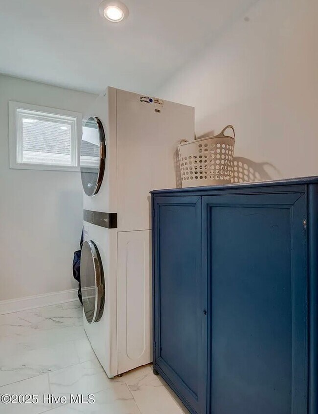 Building Photo - Single Family Home in Desirable Neighborhood