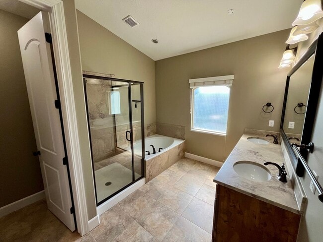 Building Photo - Lovely townhome for rent in Orem