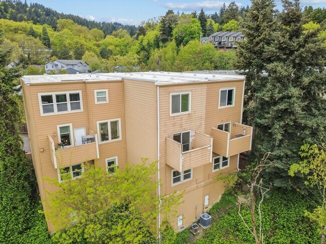 Building Photo - Spectacular SW Portland 2 bedroom Townhouse