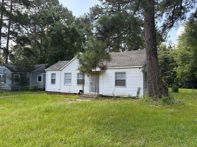 Building Photo - 211 W Santa Clair St