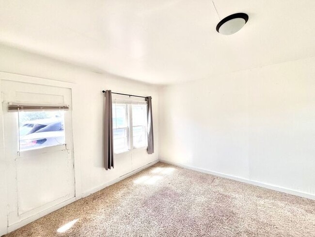 Building Photo - Very Large 1 Bed/1 BA in a Mountainside Re...