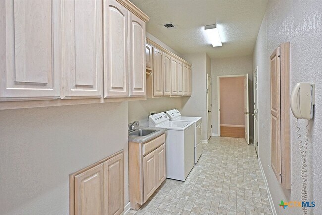 Building Photo - 2725 Diamond Trail