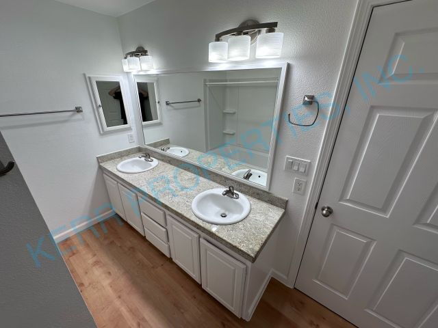 Building Photo - Charming 2-Bed Condo in Clackamas – Perfec...