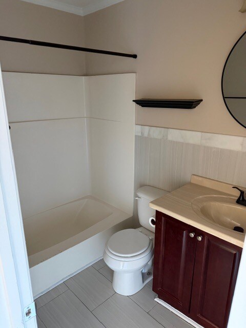 Building Photo - 2000 Greens Blvd