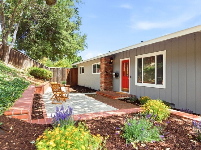 Building Photo - Spacious 4-bedroom 2-Bath in Desirable Area in Walnut Creek!