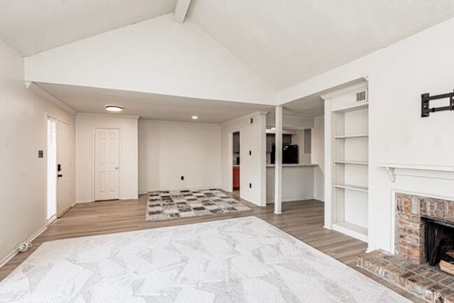 Building Photo - 2 Bedroom Condo with Pool and the Convinience of a Jefferson Hwy Address!