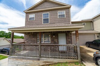 Building Photo - 4 Bedroom 2.5 Bath Townhome near UofA!  Fenced yard coming soon!!