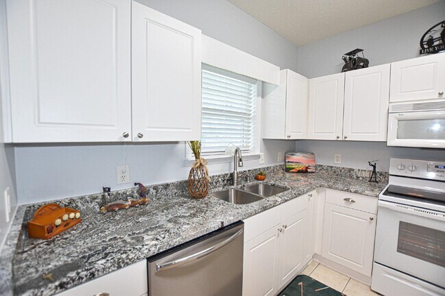 Building Photo - 5825 Catalina Dr